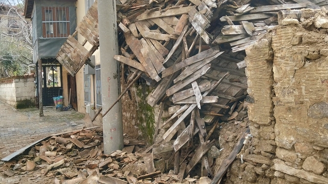 Denizli'de metruk ev çöktü