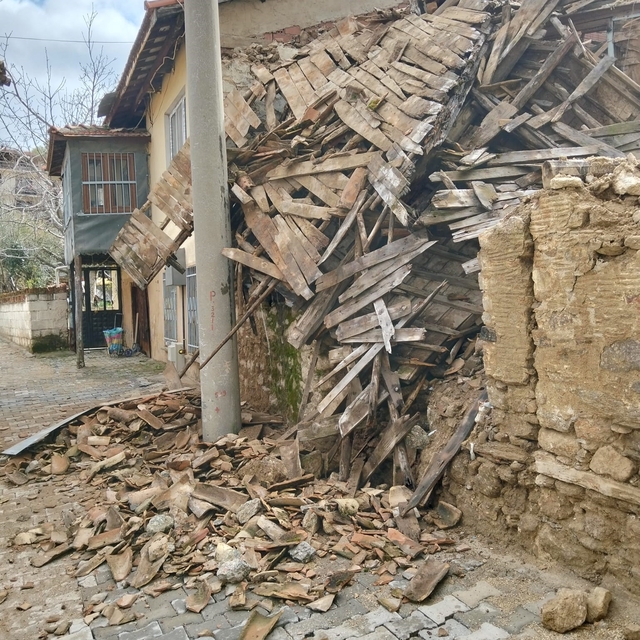 Denizli'de metruk ev çöktü