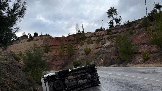 Yağmur sonrası kayganlaşan yolda pikap yan yattı