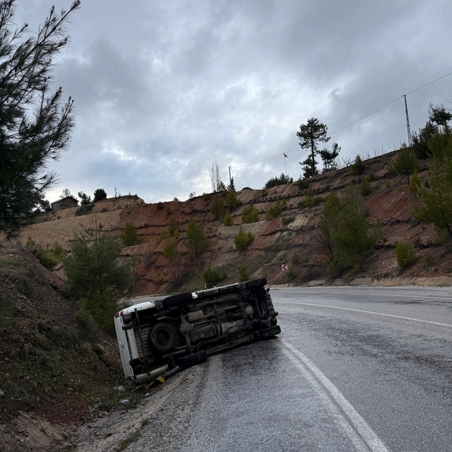 Yağmur sonrası kayganlaşan yolda pikap yan yattı