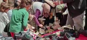 Pazarcı esnaf bedava bin çift ayakkabı dağıttı, halktan dua istedi