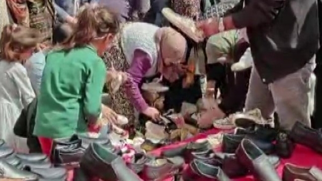 Pazarcı esnaf bedava bin çift ayakkabı dağıttı, halktan dua istedi