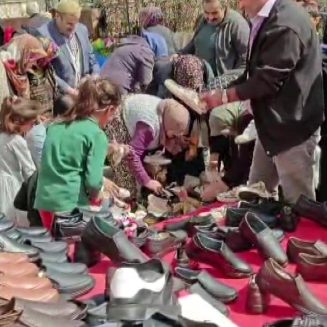 Pazarcı esnaf bedava bin çift ayakkabı dağıttı, halktan dua istedi