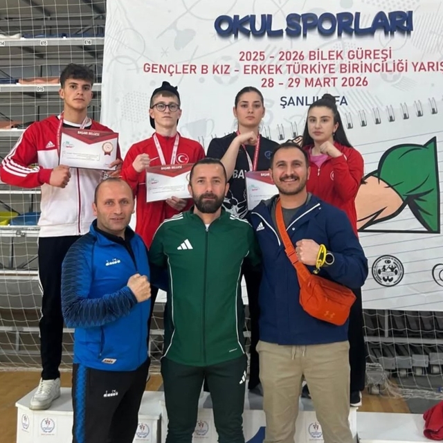 Bayburtlu öğrenciler bilek güreşinde Türkiye dereceleri elde etti