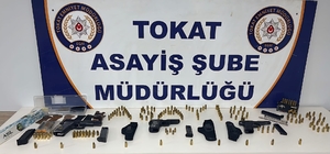 Tokat’ta polis delil aradı, cephanelik buldu