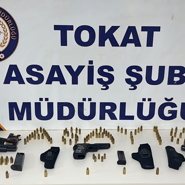 Tokat'ta polis delil aradı, cephanelik buldu