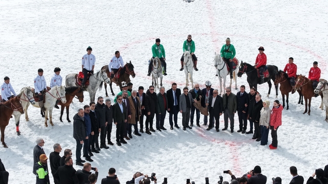 Kökbörü ve Kızak Şampiyonası 5 bin kişiyi Erciyes'te buluşturdu