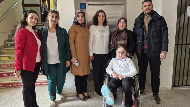 Minik Zeynep için eğitim artık daha rahat
Annesinin her gün kucağında taşıdığı kız için okula engelli asansörü yapıldı
Küçük kız, asansör sayesinde artık kendi başına rahatça sınıfına inip çıkabilecek