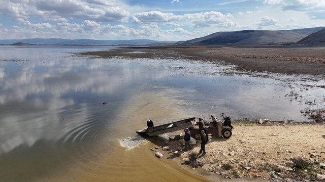 Çavuşçu Gölü çatlamış topraktan göl görünümüne kavuşmaya başladı