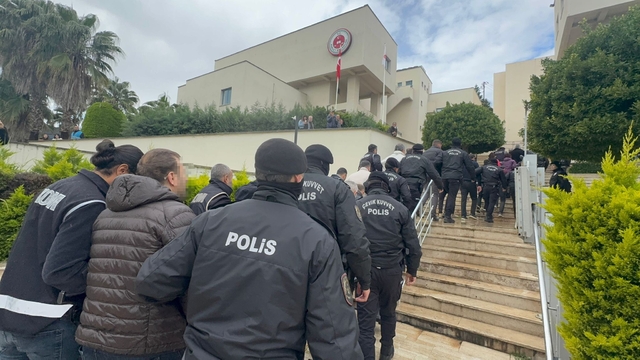 Marmaris'teki 'rüşvet' operasyonunun şüphelileri adliyeye sevk edildi