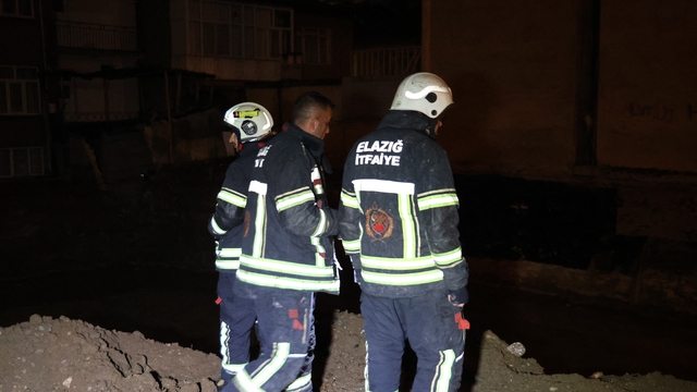 İnşaat temeline dolan yağmur suyu ekiplerce tahliye edildi