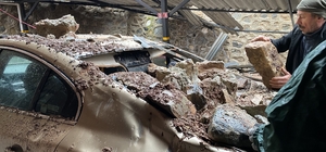 Bursa'da yağışla istinat duvarı çöktü, 3 lüks otomobil zarar gördü