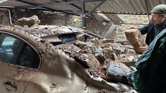 Bursa'da yağışla istinat duvarı çöktü, 3 lüks otomobil zarar gördü