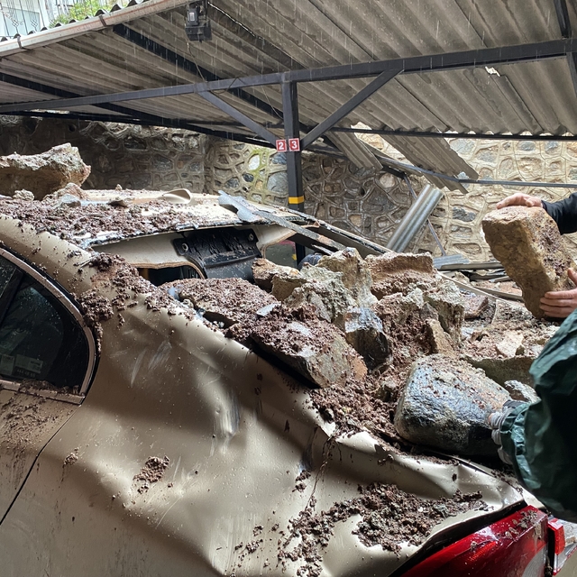 Bursa'da yağışla istinat duvarı çöktü, 3 lüks otomobil zarar gördü