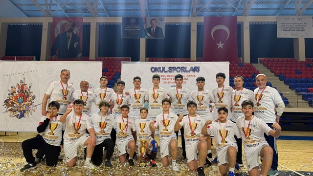 Salihli'nin yıldızları Hentbol'de Türkiye şampiyonu
Salihli'den tarihi başarı: 50. Yıl Ortaokulu namağlup Türkiye Şampiyonu