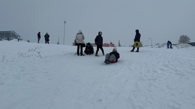 Uludağ'da etkili olan kar yağışıyla günübirlikçiler zirveye akın etti