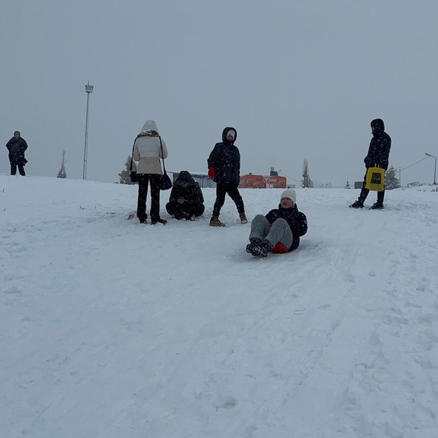 Uludağ'da etkili olan kar yağışıyla günübirlikçiler zirveye akın etti