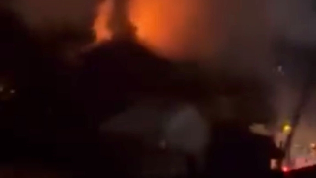 İzmit'te kullanılmayan iki katlı evin çatısı alev alev yandı