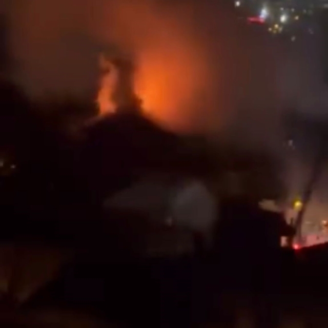 İzmit'te kullanılmayan iki katlı evin çatısı alev alev yandı