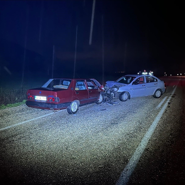 Bilecik'te iki otomobil çarpıştı: 3 yaralı