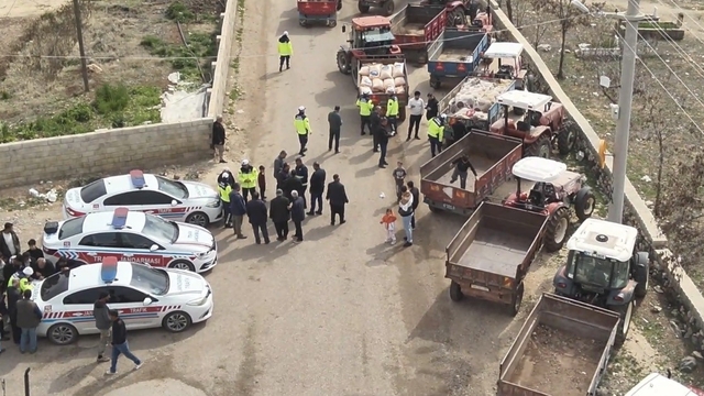 Jandarma 85 traktör sürücüsüne eğitim vererek reflektör dağıttı