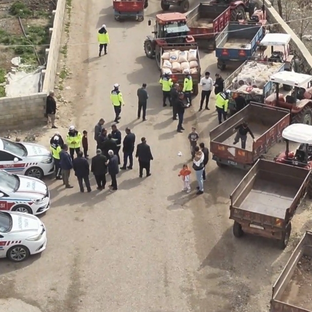 Jandarma 85 traktör sürücüsüne eğitim vererek reflektör dağıttı