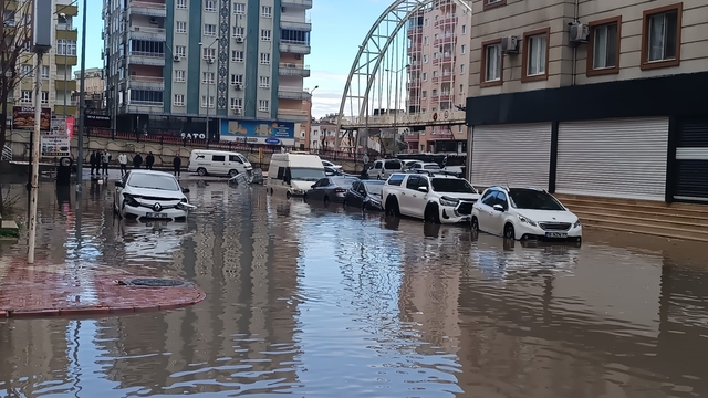 Batman'da sağanak yağış hayatı durma noktasına getirdi