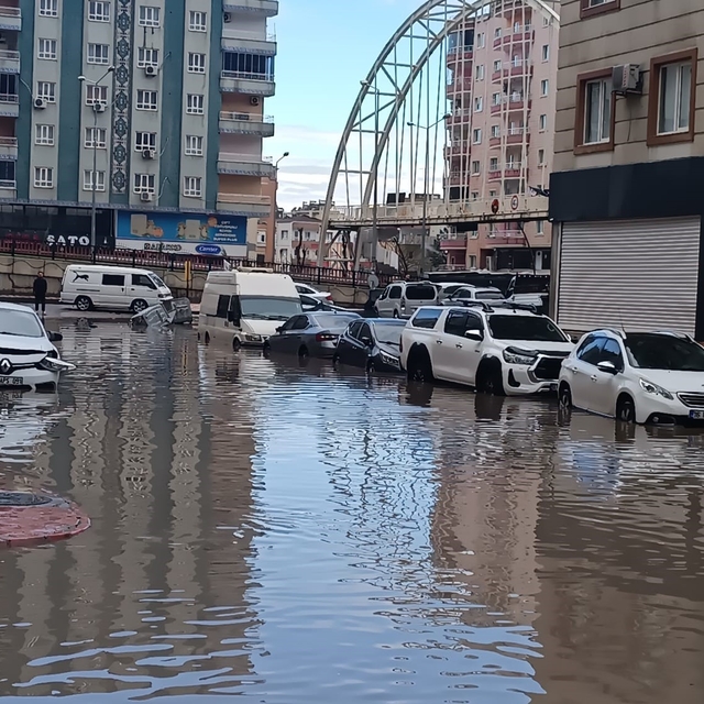 Batman'da sağanak yağış hayatı durma noktasına getirdi