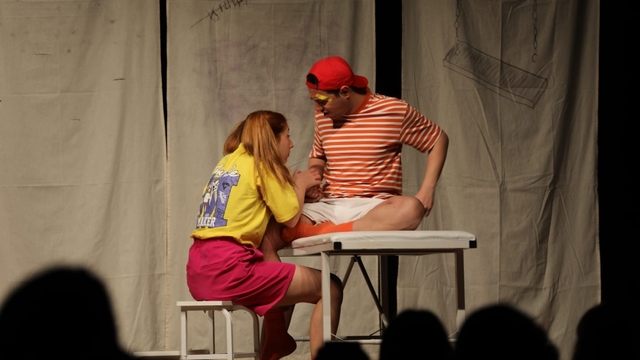 Menteşe Belediye Tiyatrosu "Çocuk Parkı Yaraları" ile Fethiye'de sahne aldı