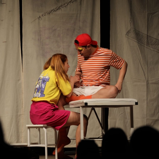 Menteşe Belediye Tiyatrosu "Çocuk Parkı Yaraları" ile Fethiye'de sahne aldı