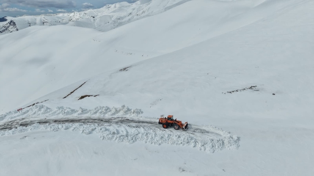 Artvin-Ardanuç-Ardahan yolu 5 ay sonra ulaşıma açılıyor
Bilbilan'da kar temizleme çalışmalar sürerken doğa büyülüyor