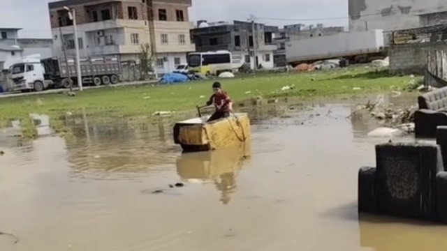 Mardin'de yağmur suyu birikintisinde "buzdolabı kasası kayık" keyfi