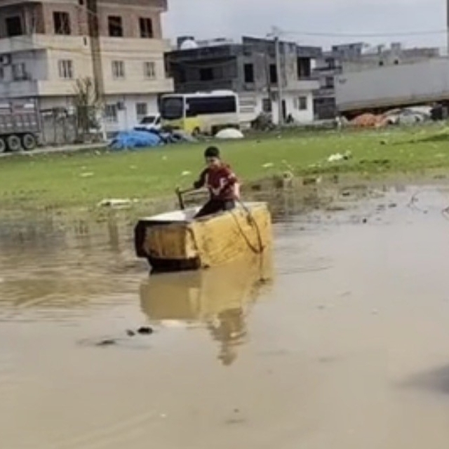 Mardin'de yağmur suyu birikintisinde "buzdolabı kasası kayık" keyfi