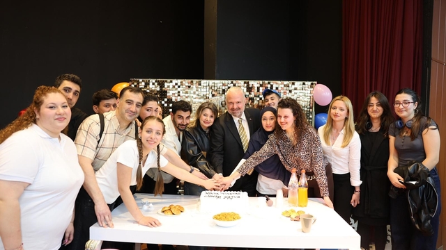 Menemenli oyuncular sahnede yıldızlaştı