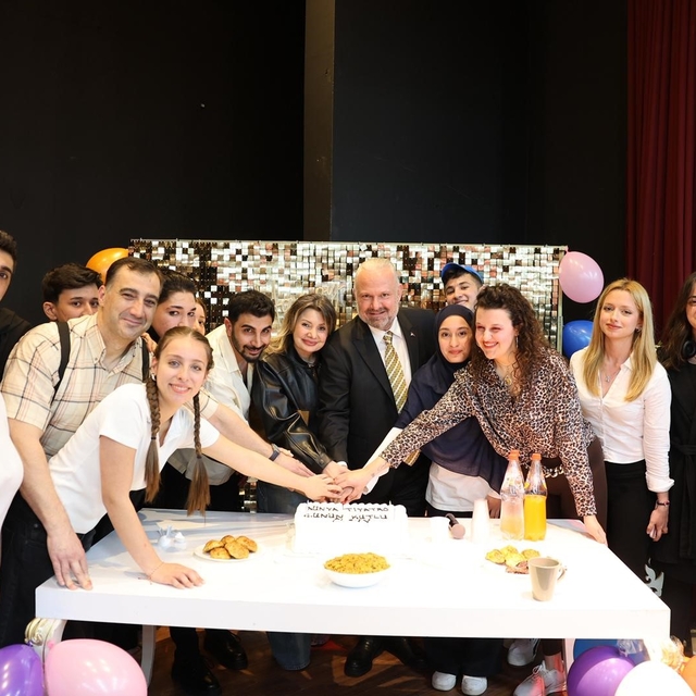 Menemenli oyuncular sahnede yıldızlaştı