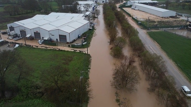 Ürünlü Deresi taştı, araçlar mahsur kaldı
Taşan dere dron ile görüntülendi