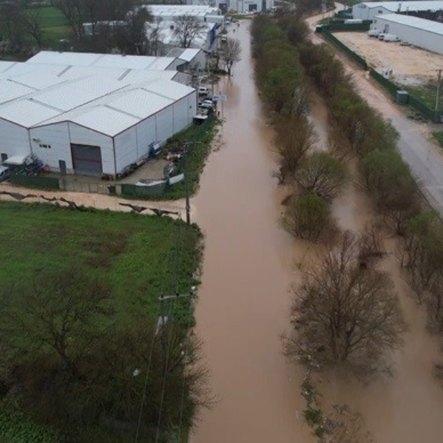 Ürünlü Deresi taştı, araçlar mahsur kaldı
Taşan dere dron ile görüntülendi