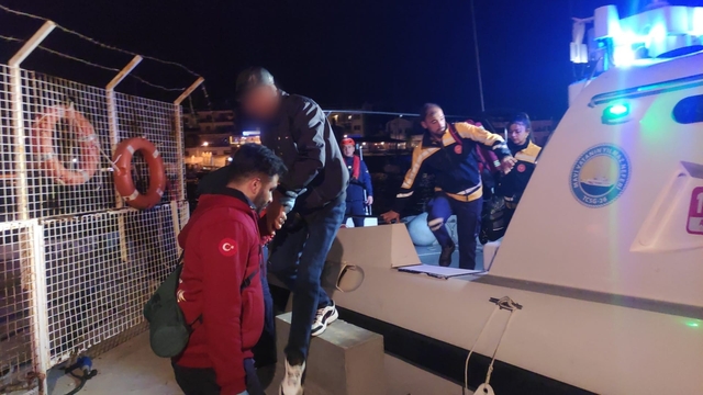 Denizin ortasında zamanla yarış
Gemide rahatsızlanan şahsa sahil güvenlikten hayat kurtaran müdahale