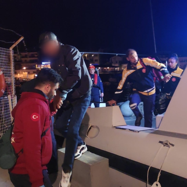 Denizin ortasında zamanla yarış
Gemide rahatsızlanan şahsa sahil güvenlikte...