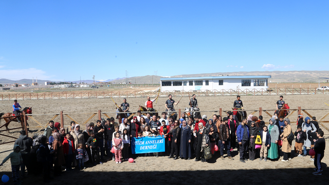 Malatya'da atlı cirit sporcuları otizmli çocuklar için gösteri yaptı