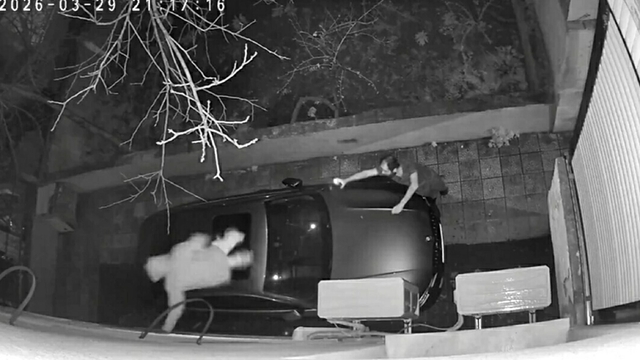 Hırsızlık için tırmandığı binada fark edilince, otomobilin üzerine atlayıp, kaçtı