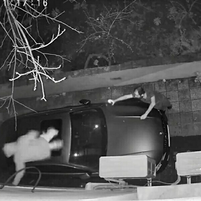 Hırsızlık için tırmandığı binada fark edilince, otomobilin üzerine atlayıp,...