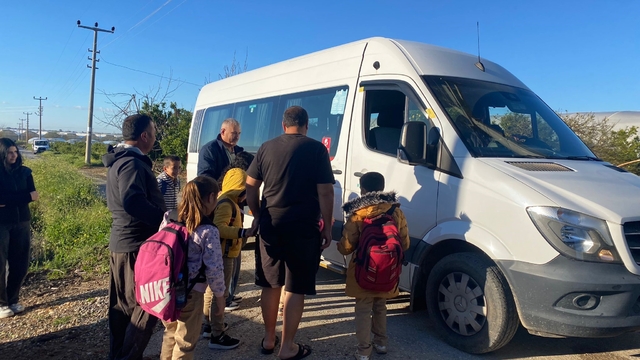 Traktör kasalarında eğitim yolculuğunda mutlu son
Servis problemi çözüldü çocuklar mutluluğun fotoğrafını çizdi