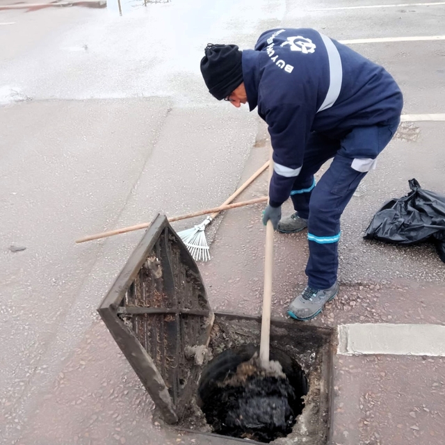 Kocaeli'de su baskınlarına karşı mazgal ve menfez temizliği aralıksız sürüy...