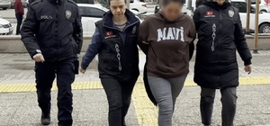 Annesinin sevgilisini bıçaklayan genç ve polise tokat atan annesi adliyede