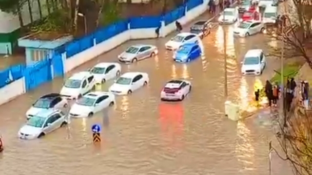 Batman'da sağanak nedeniyle yollar göle döndü