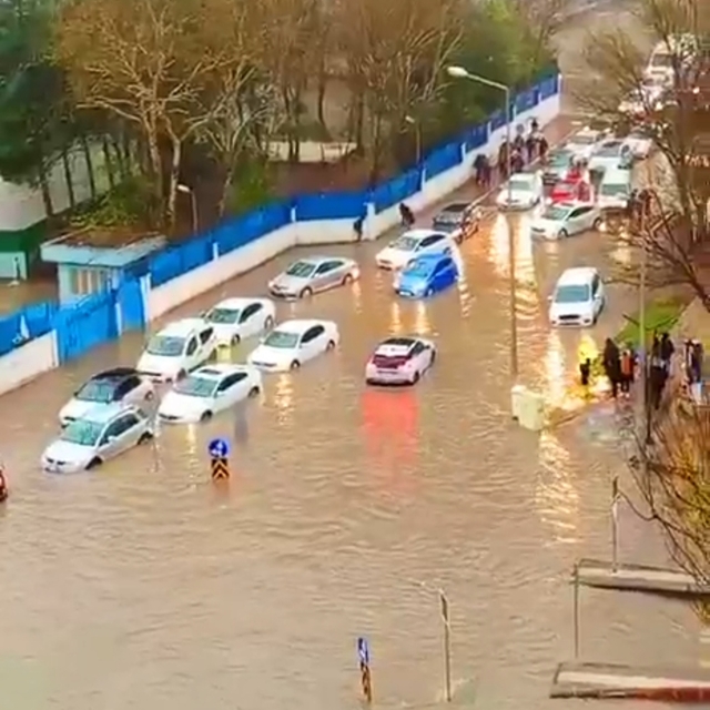 Batman'da sağanak nedeniyle yollar göle döndü