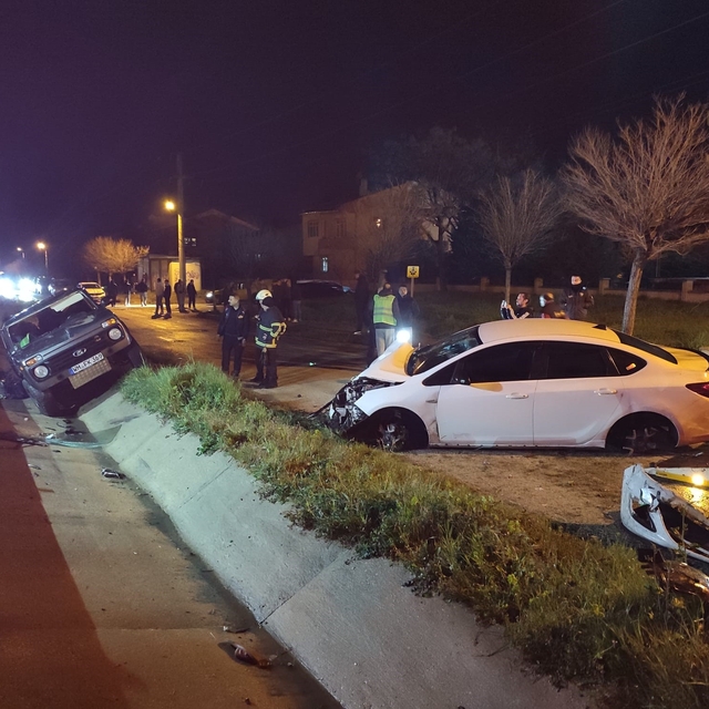 Edirne'de otomobil ile cipin çarpıştığı kazada 3 kişi yaralandı