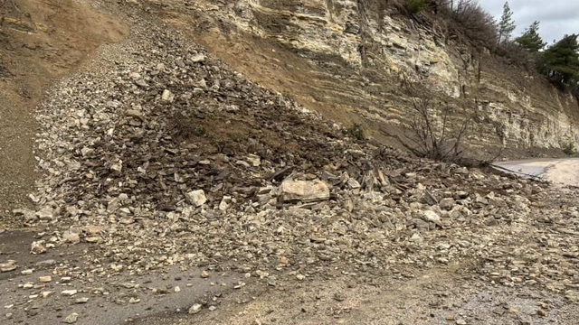 Bursa'da heyelan yolu kapattı: O anlar kamerada