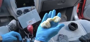 Oto teybinin arkasına gizlenen uyuşturucu ortaya çıkarıldı